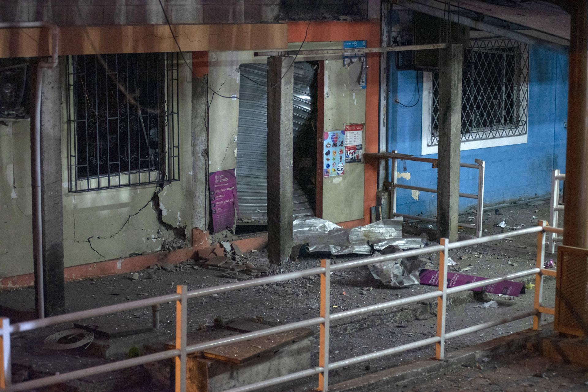 Vista de los destrozos ocasionados por una bomba en las inmediaciones de la Alcaldía de Durán. EFE/Mauricio Torres
