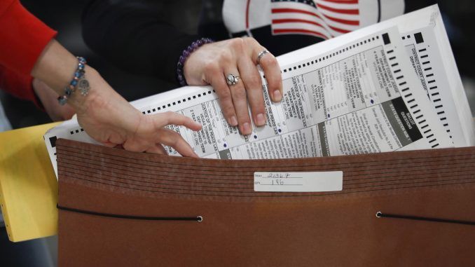 Un trabajador electoral prepara las boletas para ser procesadas. EFE/EPA/CAROLINE BREHMAN
