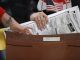 Un trabajador electoral prepara las boletas para ser procesadas. EFE/EPA/CAROLINE BREHMAN