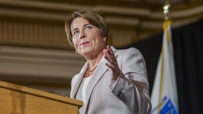 La gobernadora electa de Massachusetts Maura Healey pronuncia un discurso de victoria en el Hotel Fairmont Copley en Boston. EFE/EPA/AMANDA SABGA
