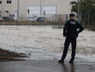 Emergencias de la Generalitat Valenciana están gestionando este sábado más de un centenar de incidencias relacionadas con la lluvia, la mayoría en la provincia de Valencia y especialmente en Torrent y otros municipios al oeste del área metropolitana. En la imagen, un policía local observa las inundaciones en un polígono industrial de Xirivella. EFE/ Kai Forsterling