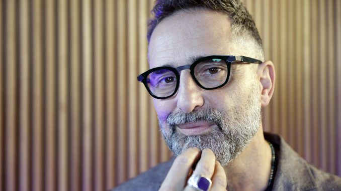 El compositor y cantante uruguayo, Jorge Drexler, posa durante una entrevista con la Agencia EFE este martes en Madrid. El artista ha sido galardonado con 6 Premios Grammy Latinos durante la última gala de los premios, otorgados por la Academia Latina de Artes y Ciencias de la Grabación. EFE/Mariscal
