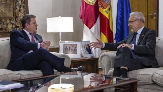 El presidente de Castilla la Mancha, Emiliano Garcia Page (i), se reúne con el presidente del Consejo de Seguridad Nuclear, Juan Carlos Lentijo (d), este martes en Toledo. EFE/Ángeles Visdómine
