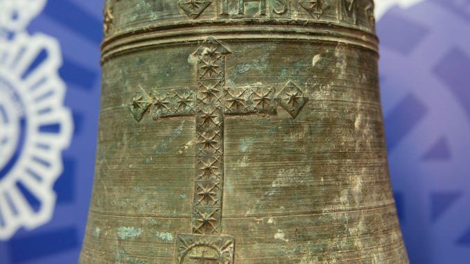 Foto de archivo de una antigua campana de una iglesia española. EFE/José Manuel Pedrosa.
