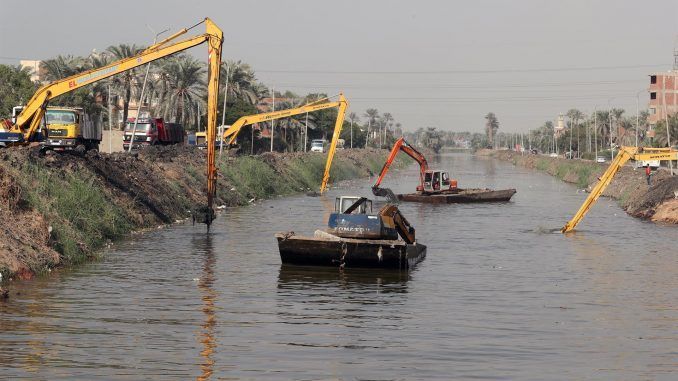 Maquinaria limpiando el rio Nilo en Giza, Egipto. EFE/EPA/KHALED ELFIQI
