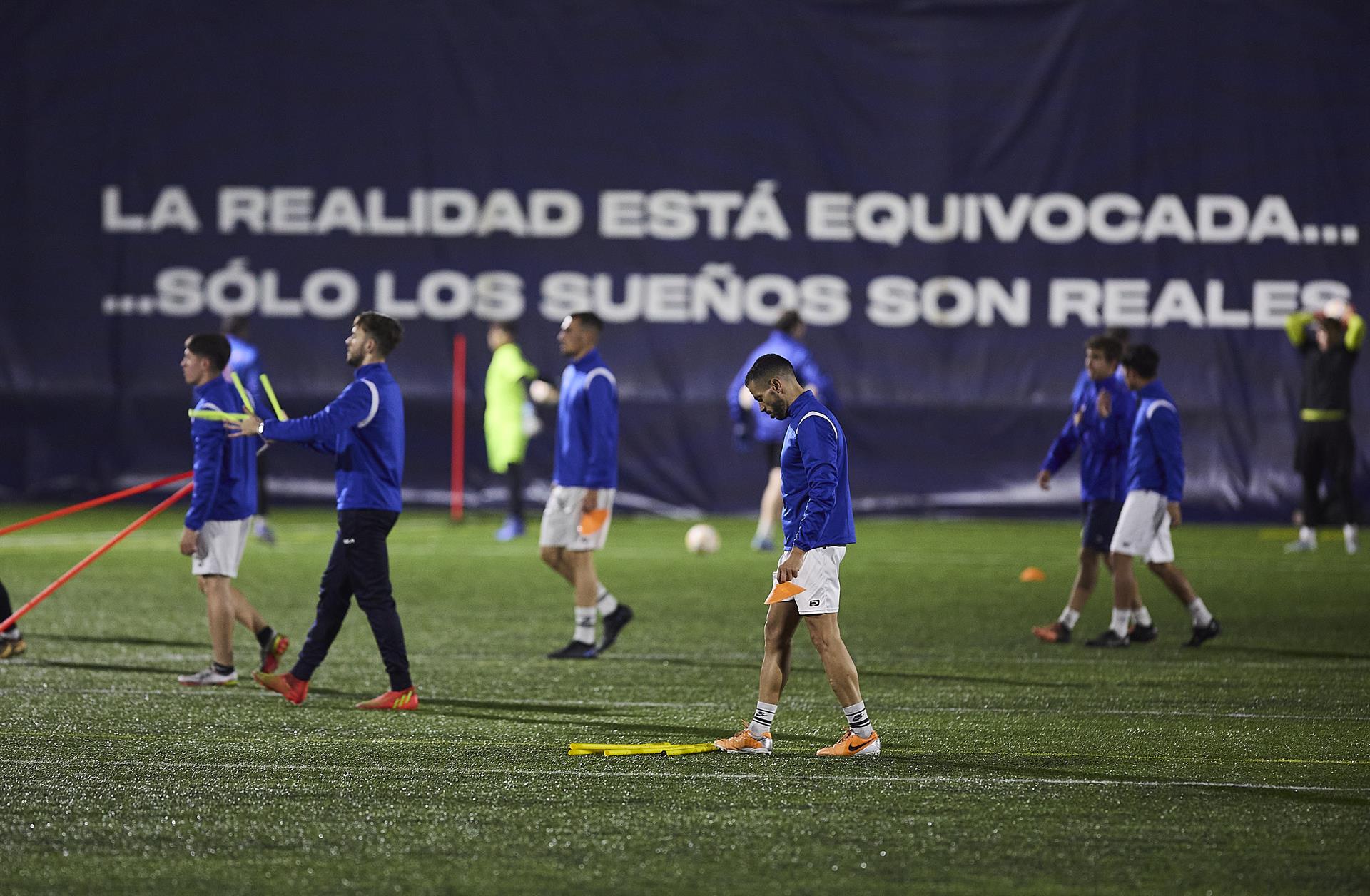 Los jugadores del CF Cazalegas Ebora-Formación, que compite en Preferente Autonómica, "irán a por todas" en el partido de Copa del Rey contra la Real Sociedad que se disputará el próximo día 13 en el estadio municipal "El Prado" de Talavera de la Reina (Toledo).EFE/Manu Reino
