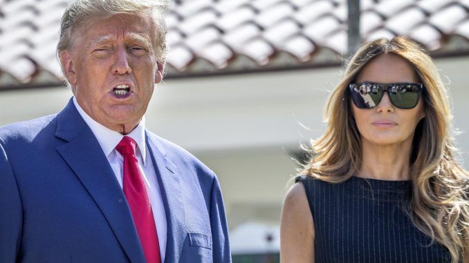 El expresidente de EE.UU. Donald J. Trump (i) y su esposa, Melania Trump (d), acuden a votar en las elecciones intermedias en Palm Beach, Florida, este 8 de noviembre de 2022. EFE/Cristóbal Herrera
