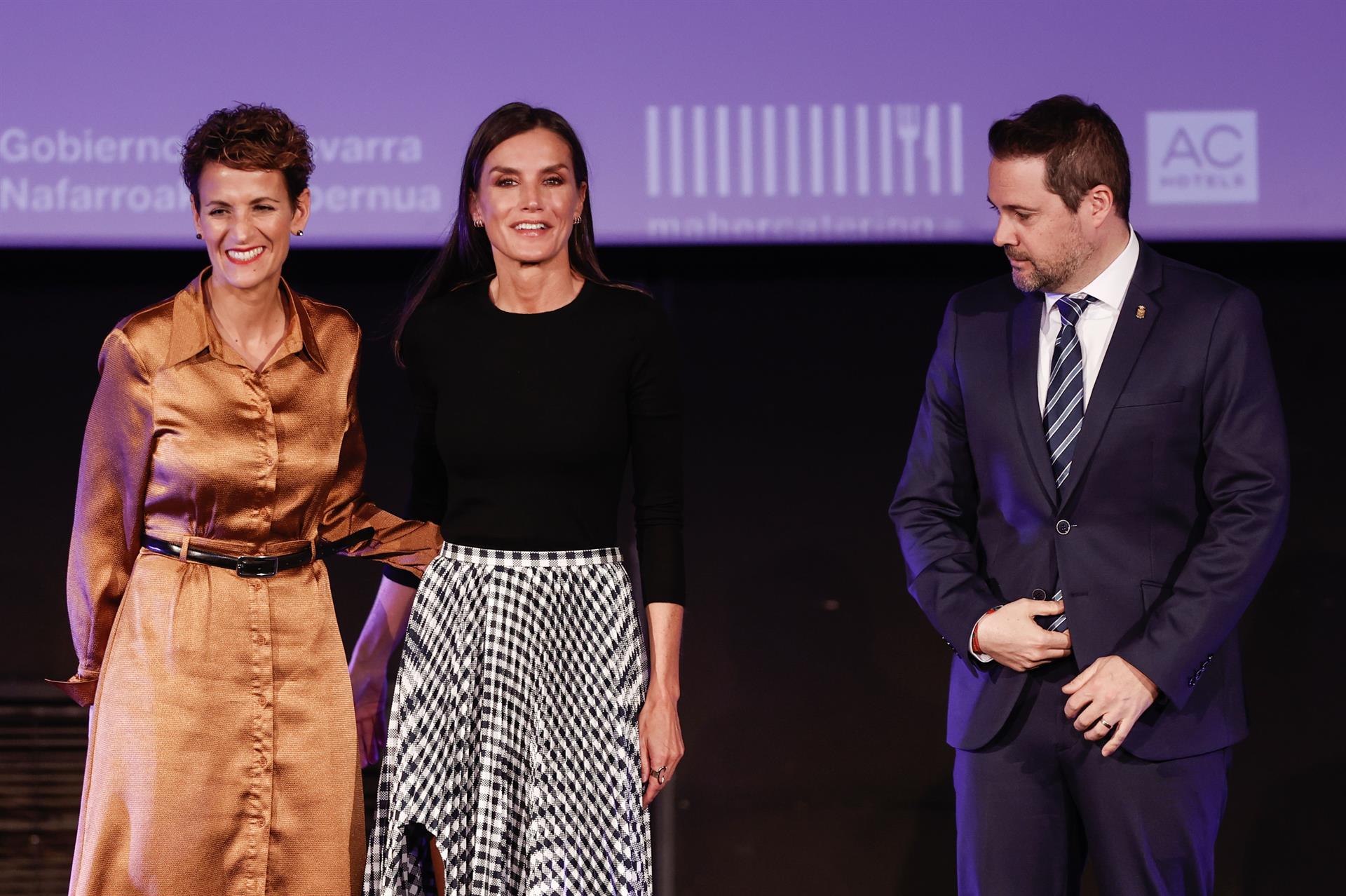 La reina Letizia (2d), acompañada por la presidenta de la Comunidad Foral de Navarra, Maria Chivite (i), y por el alcalde de Tudela, Alejandro Toquero (d), durante un homenaje a la directora de cine Pilar Miró celebrado en el marco de la celebración del festival Ópera Prima de Tudela. EFE/ Jesús Diges
