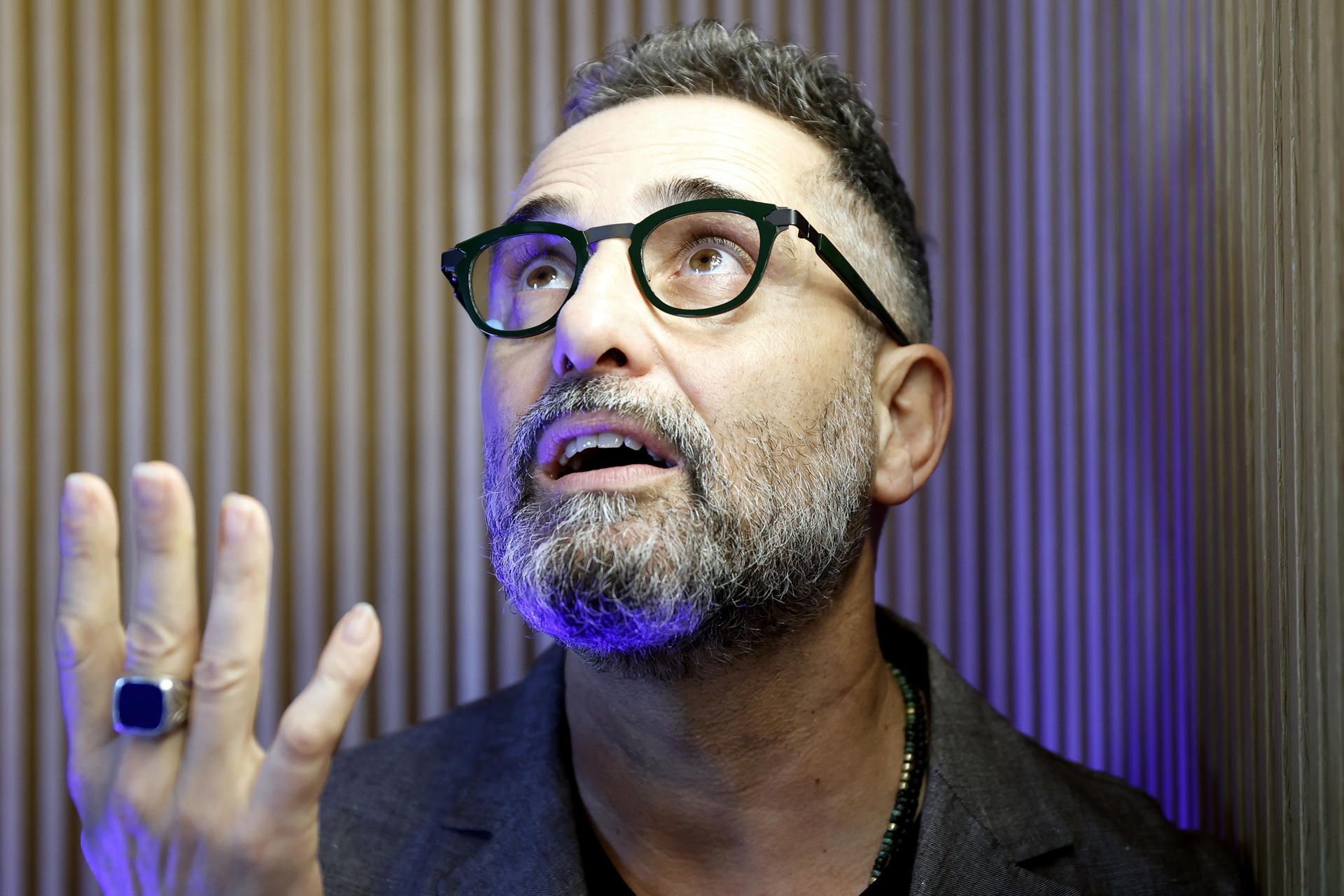 El compositor y cantante uruguayo, Jorge Drexler, posa durante una entrevista con la Agencia EFE este martes en Madrid. El artista ha sido galardonado con 6 Premios Grammy Latinos durante la última gala de los premios, otorgados por la Academia Latina de Artes y Ciencias de la Grabación. EFE/Mariscal
