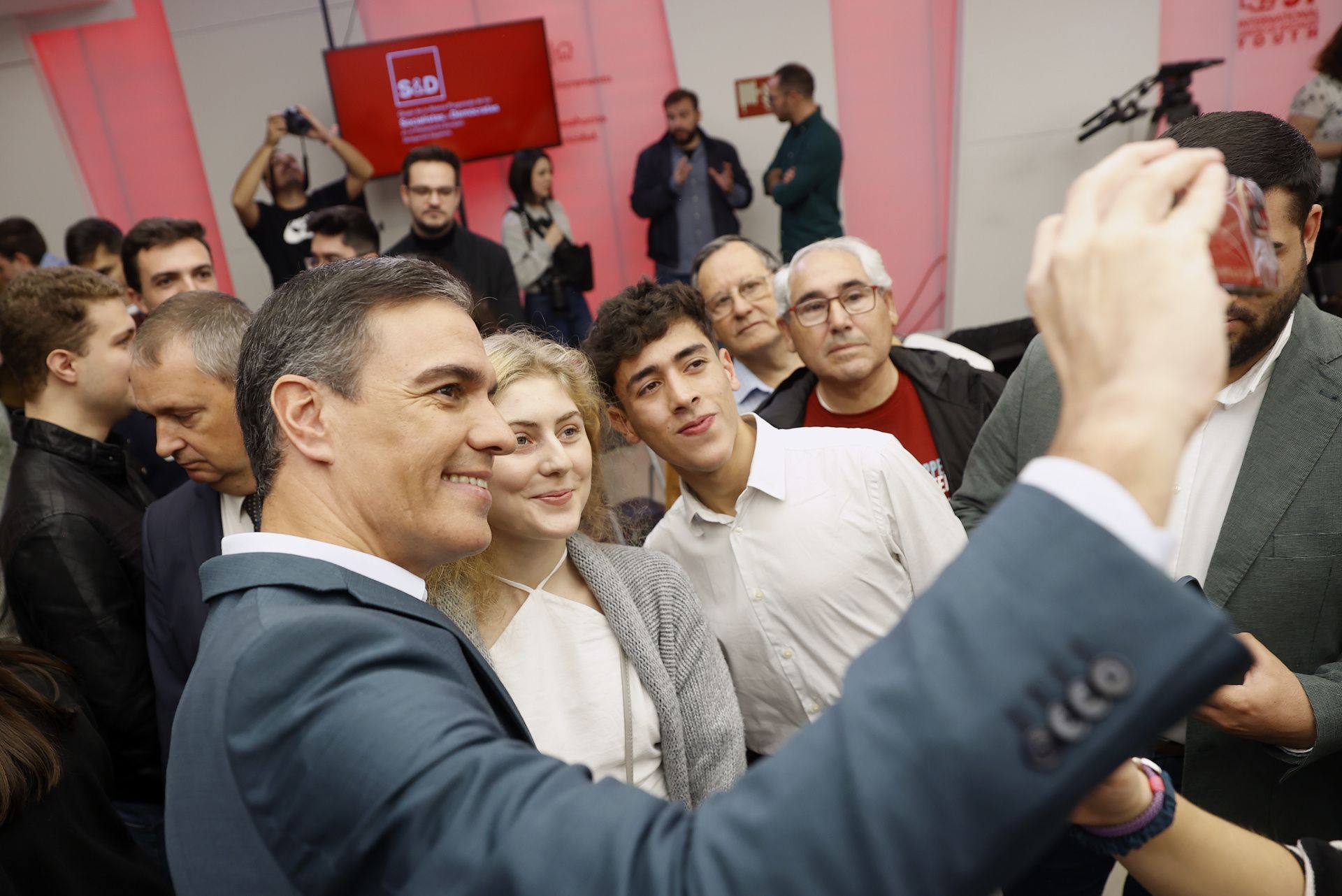 El presidente del Gobierno y líder del PSOE, Pedro Sánchez, se toma una foto con varios asistentes mientras participa en la reunión del Presidium de la Unión Internacional de Juventudes Socialistas (IUSY), este jueves en Madrid. EFE/ Mariscal
