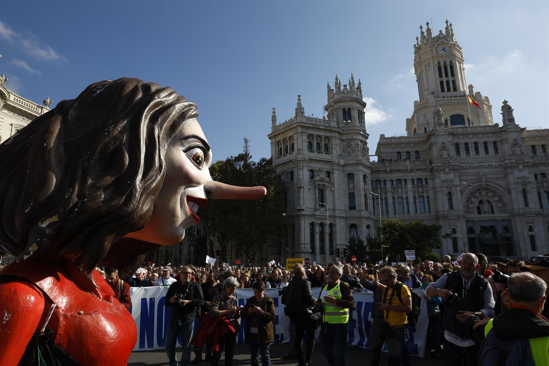 Manifestación ciudadana que recorre este domingo el centro de Madrid bajo el lema "Madrid se levanta por la sanidad pública", convocada por asociaciones vecinales y municipios, a la que están llamados los profesionales de las urgencias de Atención Primaria, también convocados a una nueva jornada de huelga. EFE/ J.J. Guillen
