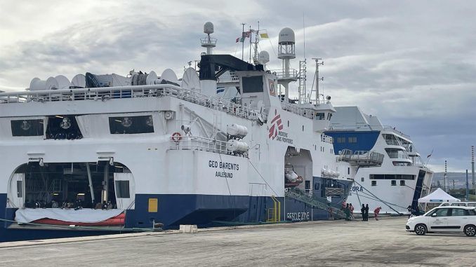 El barco Geo Barents, de la ONG Médicos sin Fronteras, en una foto de archivo en el puerto de Siracusa (Italia). EFE/EPA/CARMELO IMBESI
