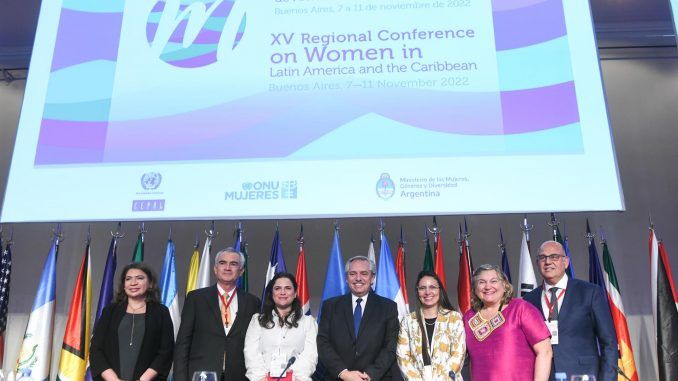 Fotografía cedida por la Presidencia argentina que muestra al presidente de Argentina, Alberto Fernández, mientras posa durante la inauguración de la XV Conferencia Regional sobre la Mujer de América Latina y el Caribe hoy, en Buenos Aires (Argentina). EFE/María Eugenia Cerutti/Presidencia de Argentina
