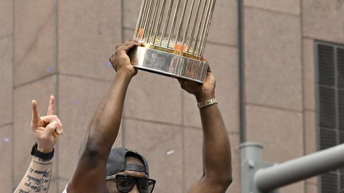 El jugador Yordan Alvarez, de los Astros de Houston levanta el trofeo de durante el Desfile de la Serie Mundial para celebrar la victoria del equipo sobre los Filis de Filadelfia en la Serie Mundial de béisbol en Houston, Texas, EE. UU. EFE/EPA/MARIA LYSAKER
