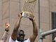 El jugador Yordan Alvarez, de los Astros de Houston levanta el trofeo de durante el Desfile de la Serie Mundial para celebrar la victoria del equipo sobre los Filis de Filadelfia en la Serie Mundial de béisbol en Houston, Texas, EE. UU. EFE/EPA/MARIA LYSAKER