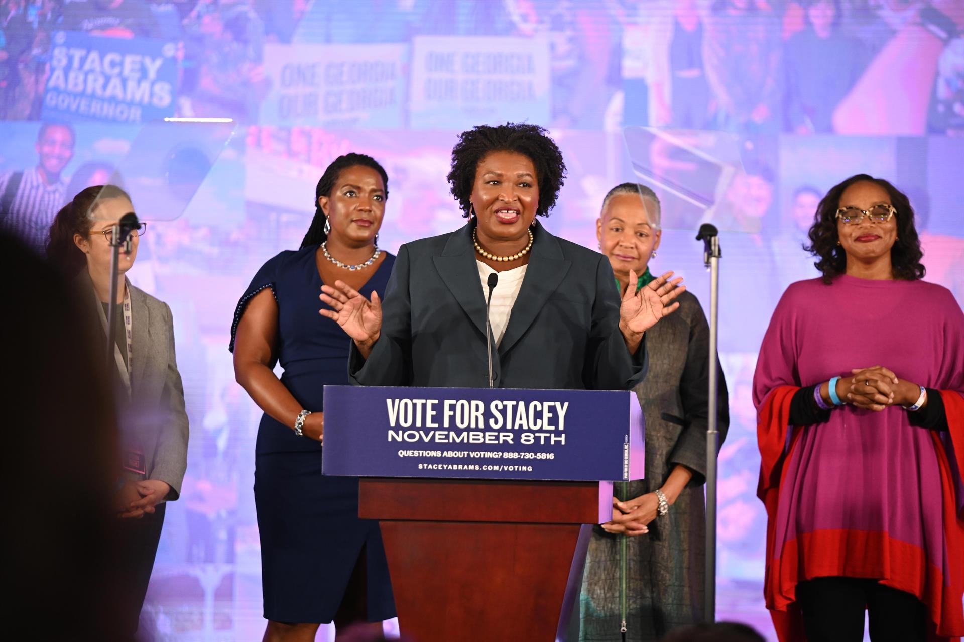 La candidata demócrata a gobernador de Georgia, Stacey Abrams, habla en una fiesta de la noche de las elecciones en Atlanta, Georgia. EFE/EPA/HAKIM WRIGHT SR.
