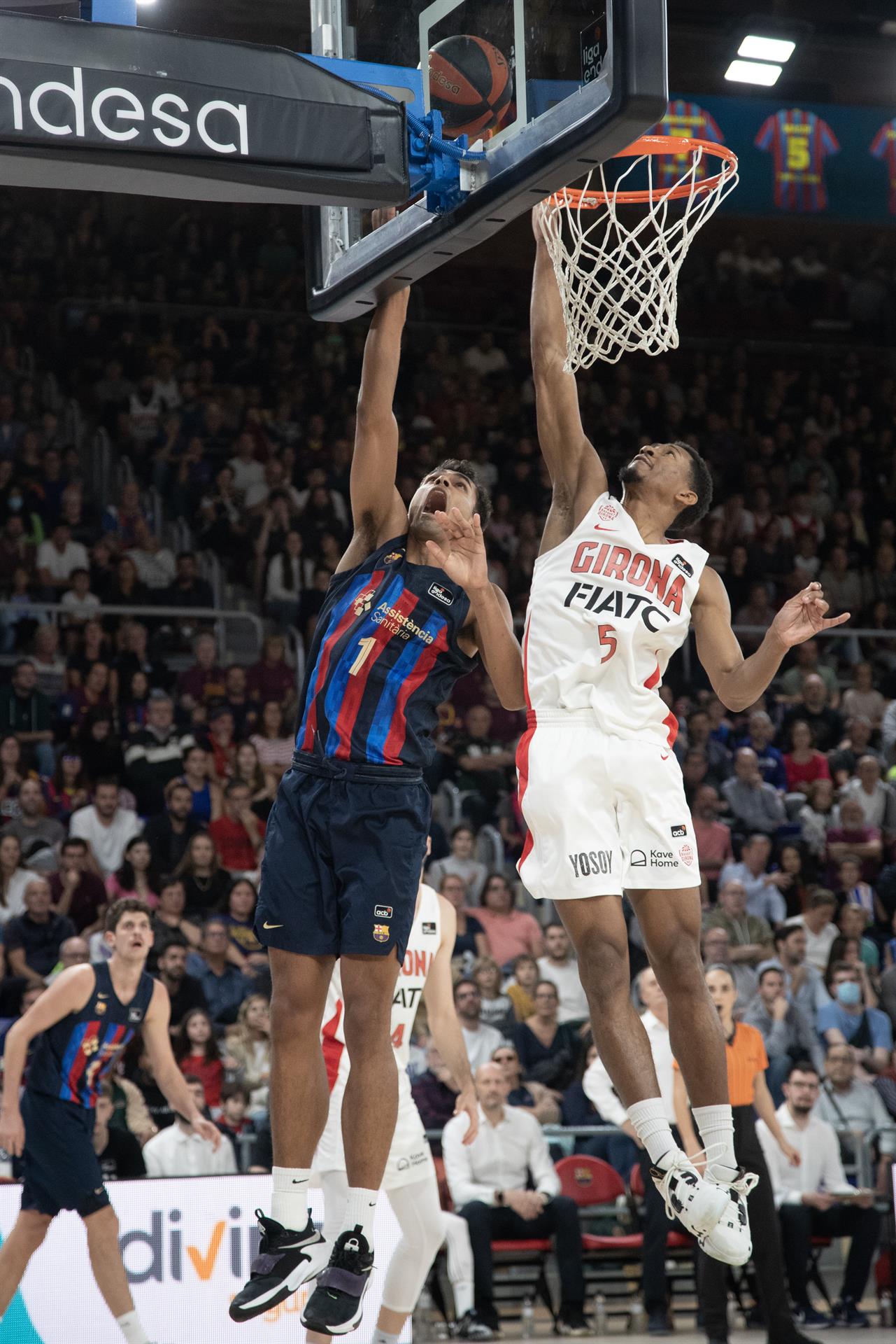 El ala-pívot alemán del Barcelona Oscar da Silva (i) entra a canasta defendido por Kameron Taylor (d), alero estadounidense del Girona, durante el partido de la Liga Endesa de baloncesto entre el FC Barcelona y el Bàsquet Girona disputado este domingo en el Palau Blaugrana de Barcelona. EFE/ Marta Pérez
