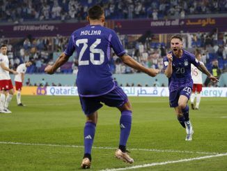 Alexis Mac Allister de Argentina celebra su gol hoy, en un partido de la fase de grupos del Mundial de Fútbol Qatar 2022 entre Polonia y Argentina en el Estadio 974 en Doha (Catar). EFE/ Alberto Estevez