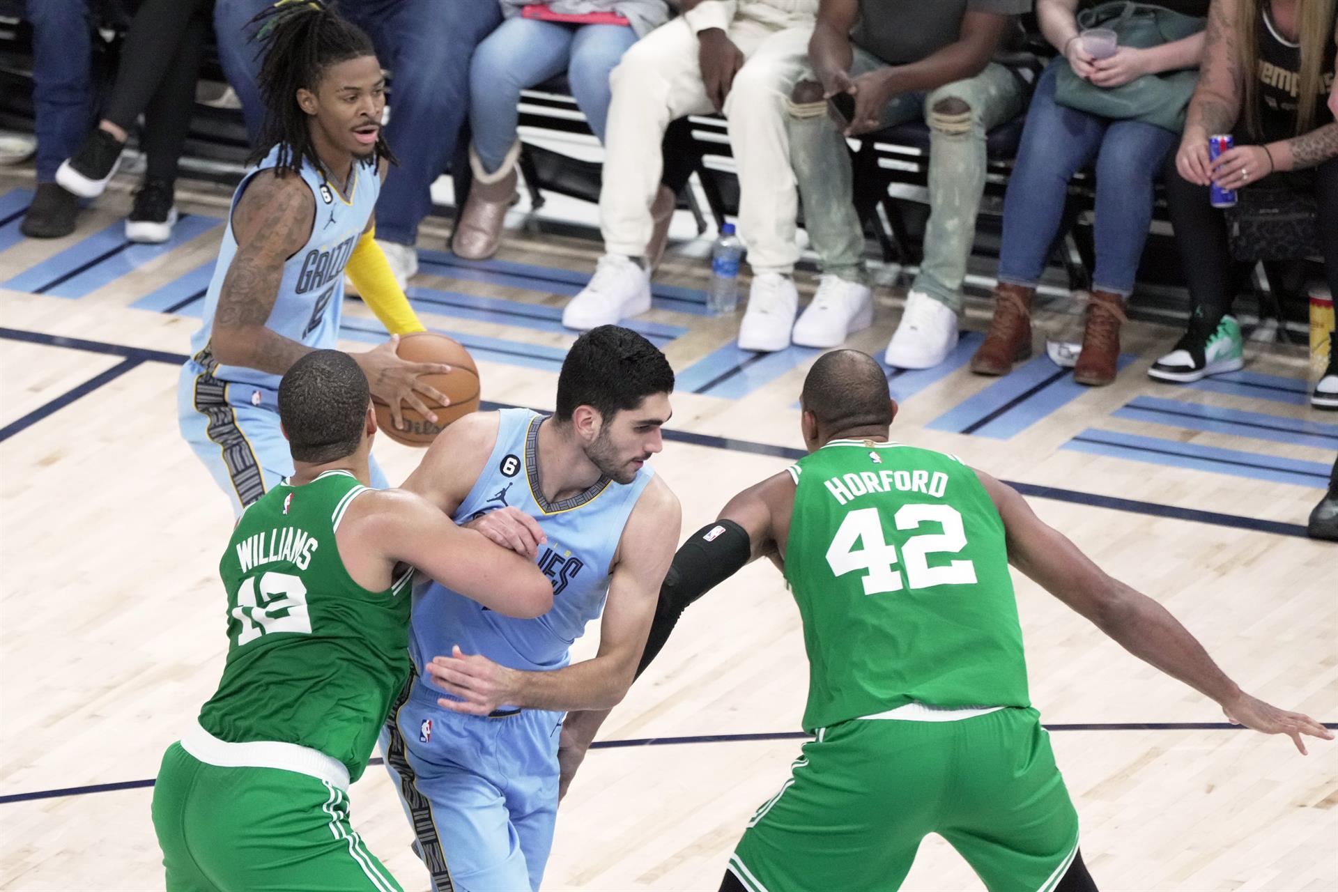 Santi Aldama (c) de los Memphis Grizzlies defiende contra Al Horford (42) y Grant Williams (12) de los Boston Celtics hoy, en la segunda mitad del partido en el FedEx Forum de Memphis, Tennessee hoy, en la primera mitad del juego en el FedEx Forum en Memphis, Tennessee (EE.UU.). EFE/Karen Pulfer Focht
