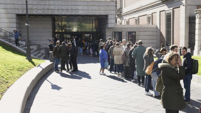 Varios visitantes hacían cola ante la entrada al Museo del Prado este sábado en Madrid, en su 203 aniversario. EFE/ Víctor Lerena
