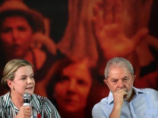 La presidenta del Partido de los Trabajadores (PT), Gleissi Hoffmann (i), junto a Luiz Inácio Lula da Silva (d), en una fotografía de archivo. EFE/Fernando Bizerra Jr.