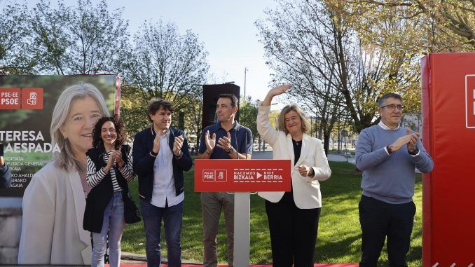 El portavoz socialista en el Congreso, Patxi López (d), y el secretario general del PSE en Bizkaia, Mikel Torres(c), junto a la candidata a las elecciones forales en Vizkaia por el PSE, Teresa Laespada (2d), durante su presentación en un acto organizado por el PSE, este domingo en Bilbao. EFE/ Luis Tejido
