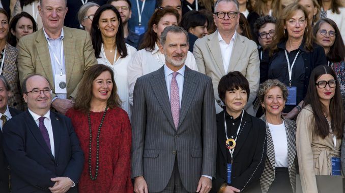 El rey Felipe VI (C) inaugura la 54 edición de la Conferencia Anual de Comité Internacional de Museos y Colecciones de Arte Moderno (CIMAM), en el museo Es Baluard de Palma, este viernes. EFE/ Atienza
