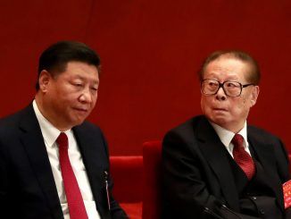 El expresidente chino Jiang Zemin (derecha) junto al actual líder, Xi Jinping, en octubre de 2017. EFE/ Wu Hong