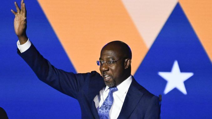 El senador estadounidense Raphael Warnock agradece a sus seguidores en la noche de las elecciones en Atlanta, Georgia EFE/EPA/JOHN AMIS
