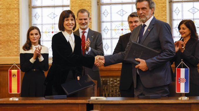 La ministra española de Ciencia e Innovación, Diana Morant (2i), estrecha la mano al ministro de Ciencia y Educación de la República de Croacia, Radovan Fuchs (2d), ante los reyes de España, Felipe VI (3i) y Letizia, y el presidente de Croacia, Zoran Milanovic (3d), durante la firma del Memorando de Entendimiento (MoU) en el marco de un foro científico empresarial centrado en el proyecto IFMIF-DONES celebrado este jueves, en los Archivos Estatales de Croacia, en Zagreb, en la segunda y última jornada de la visita oficial de los reyes Felipe y Letizia al país balcánico. EFE/ Chema Moya
