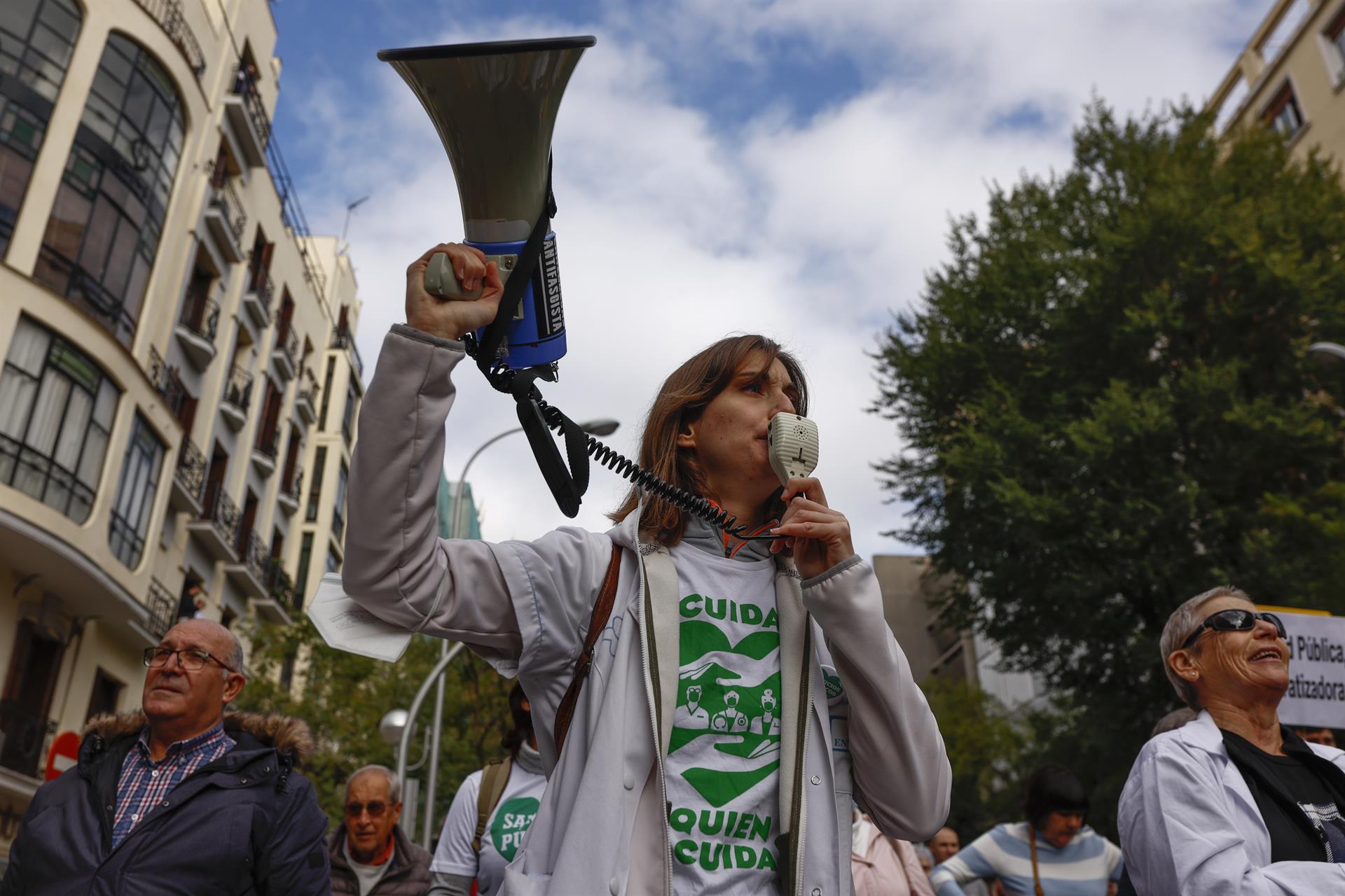 La manifestación ciudadana que recorre este domingo el centro de Madrid bajo el lema "Madrid se levanta por la sanidad pública", convocada por asociaciones vecinales y municipios, a la que están llamados los profesionales de las urgencias de Atención Primaria, también convocados a una nueva jornada de huelga. EFE/ Rodrigo Jiménez
