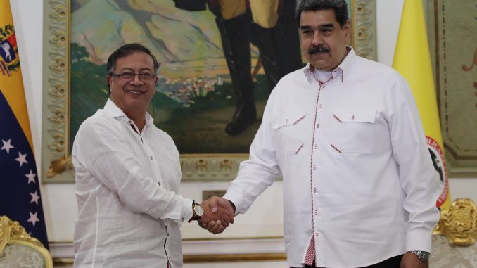 El presidente de Venezuela, Nicolás Maduro (d), se reúne con su homólogo de Colombia, Gustavo Petro, en una fotografía de archivo. EFE/Miguel Gutiérrez
