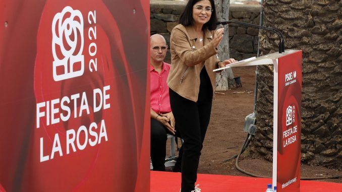 La ministra de Sanidad, Carolina Darias, durante su intervención este domingo en Arucas (Gran Canaria) en la "Fiesta de la rosa" que organizó su partido, el PSOE. EFE/ Elvira Urquijo A.
