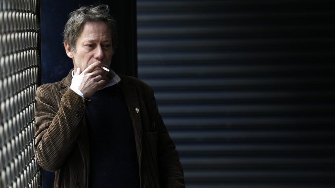 El cineasta francés Mathieu Amalric, que ha trabajado como actor a las órdenes de Wes Anderson, Steven Spielberg, Roman Polanski, David Cronenberg o Alain Resnais, reflexiona sobre el dolor y la pérdida en su última película, "Abrázame fuerte", la sexta que estrena como director.EFE/Alejandro García
