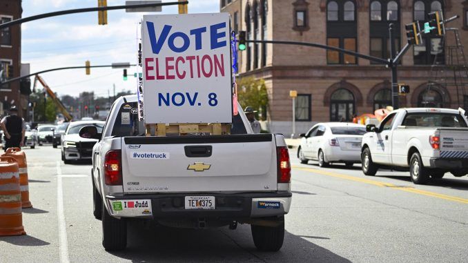 Un cartel en la parte trasera de una camioneta recuerda a los votantes la elección de mañana en Macon, Georgia. EFE/EPA/JOHN AMIS
