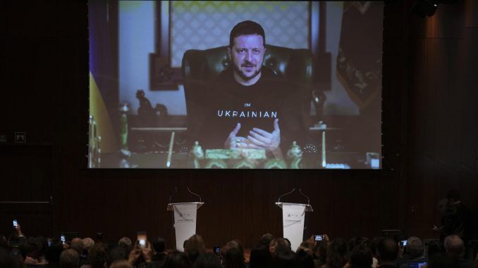 MADRID, 28/11/2022.- El presidente de Ucrania, Voldímir Zelenski, interviene telemáticamente en la presentación de la exposición  "En el ojo del huracán. Vanguardia en Ucrania, 1900-1930", en el Museo Nacional Thyssen-Bornemisza, este lunes, en Madrid. EFE/ Borja Sánchez Trillo
