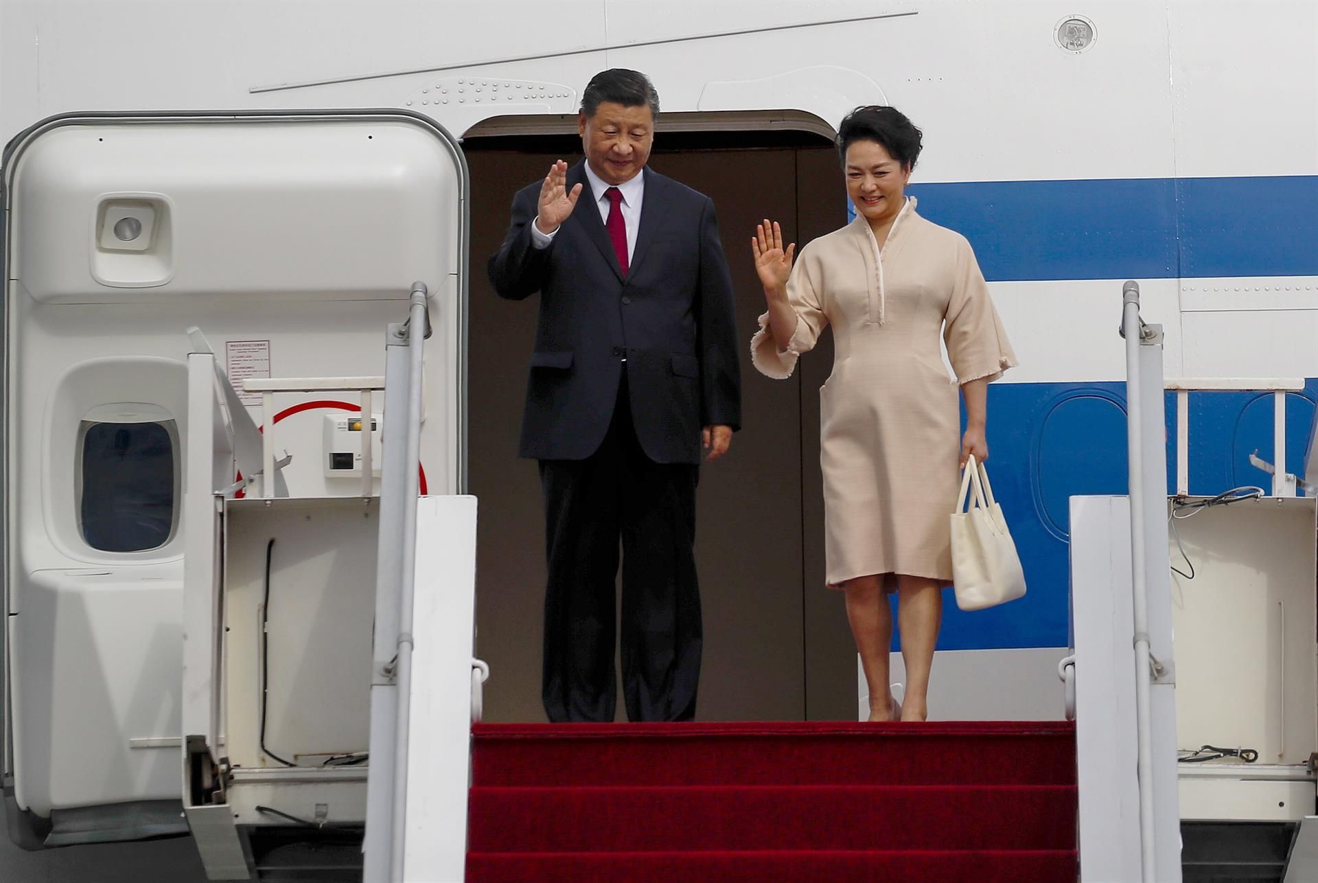 El presidente chino, Xi Jinping (I) y su esposa, Peng Liyuan, descienden del avión a su llegada a Bali (Indonesia) para la cumbre del G20. EFE/EPA/AJENG DINAR ULFIANA / POOL
