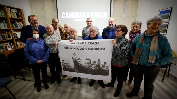 Represaliados del franquismo participan en la Fundación Alexandre Bóveda en la presentación de la campaña "Camarada Fraga. Memoria de un franquista", impulsada por la Comisión por la Recuperación de la Memoria Histórica de A Coruña coincidiendo con el centenario del nacimiento de Manuel Fraga, que fuera presidente de la Xunta de Galicia y ministro de Información y Turismo durante la dictadura de Franco. EFE/Cabalar
