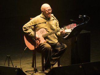 Imagen de archivo del cantautor, guitarrista y compositor cubano Pablo Milanés durante una actuación. EFE/Javier Cebollada