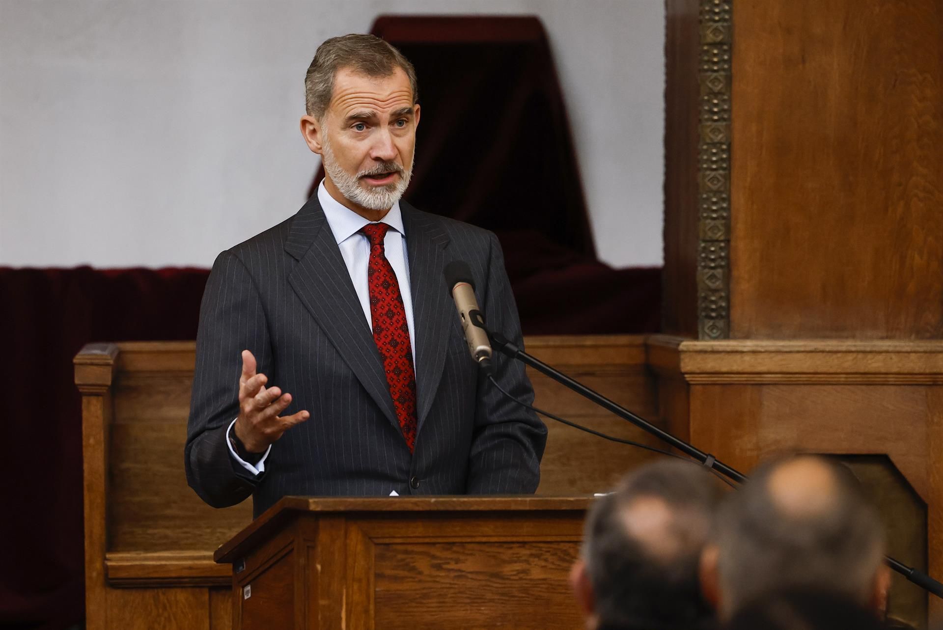 El rey Felipe VI pronuncia un discurso durante su participación en un foro científico empresarial centrado en el proyecto IFMIF-DONES, este jueves, en los Archivos Estatales de Croacia, en Zagreb, en el marco de la segunda y última jornada de la visita oficial de los reyes Felipe y Letizia al país balcánico. EFE/ Chema Moya
