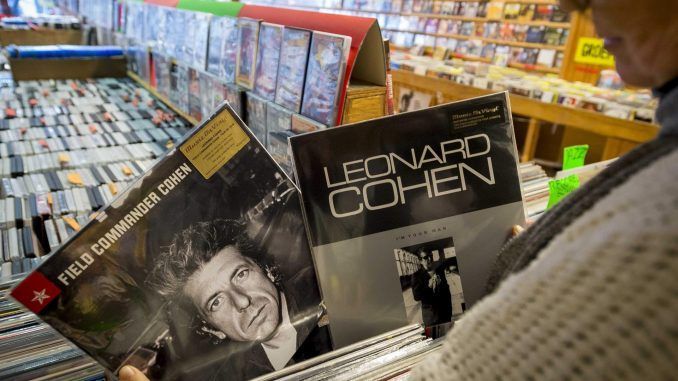 Un hombre muestra un disco de Leonard Cohen. EFE/Lex Van Lieshout
