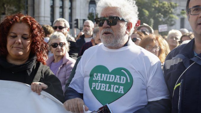 El cineasta español Pedro Almodóvar asiste a la manifestación ciudadana que recorre este domingo el centro de Madrid bajo el lema "Madrid se levanta por la sanidad pública", convocada por asociaciones vecinales y municipios, a la que están llamados los profesionales de las urgencias de Atención Primaria, también convocados a una nueva jornada de huelga. EFE/ J.J. Guillen
