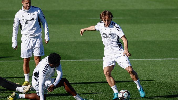 El belga Eden Hazard (i), el francés Aurelien Tchouameni (c) y el croata Luka Modric durante el entrenamiento del Real Madrid este domingo en Valdebebas. EFE/ Rodrigo Jimenez
