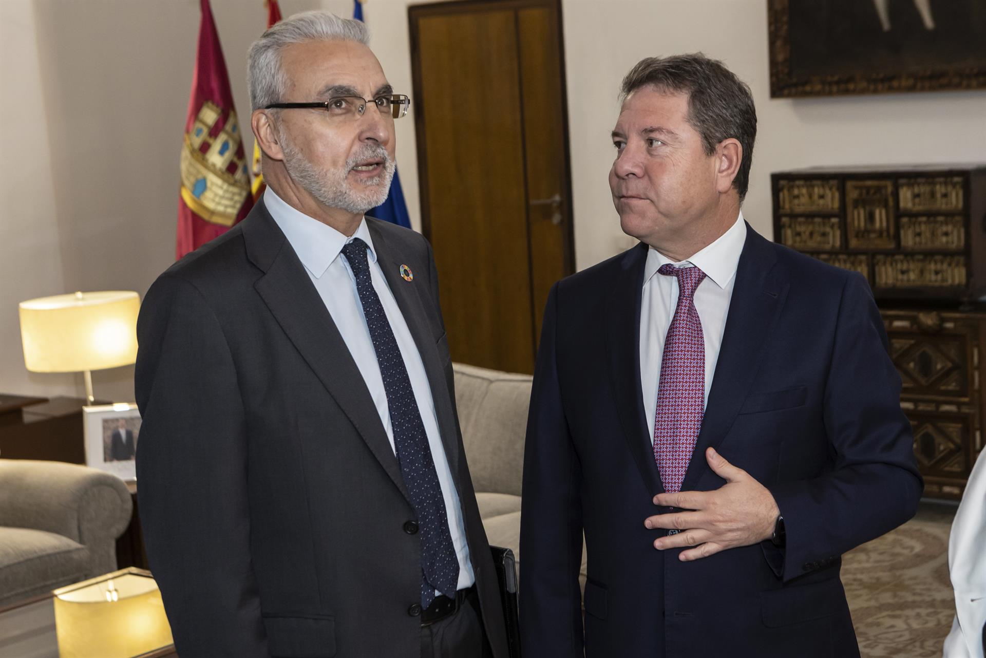 El presidente de Castilla la Mancha, Emiliano Garcia Page (d), se reúne con el presidente del Consejo de Seguridad Nuclear, Juan Carlos Lentijo (d), este martes en Toledo. EFE/Ángeles Visdómine
