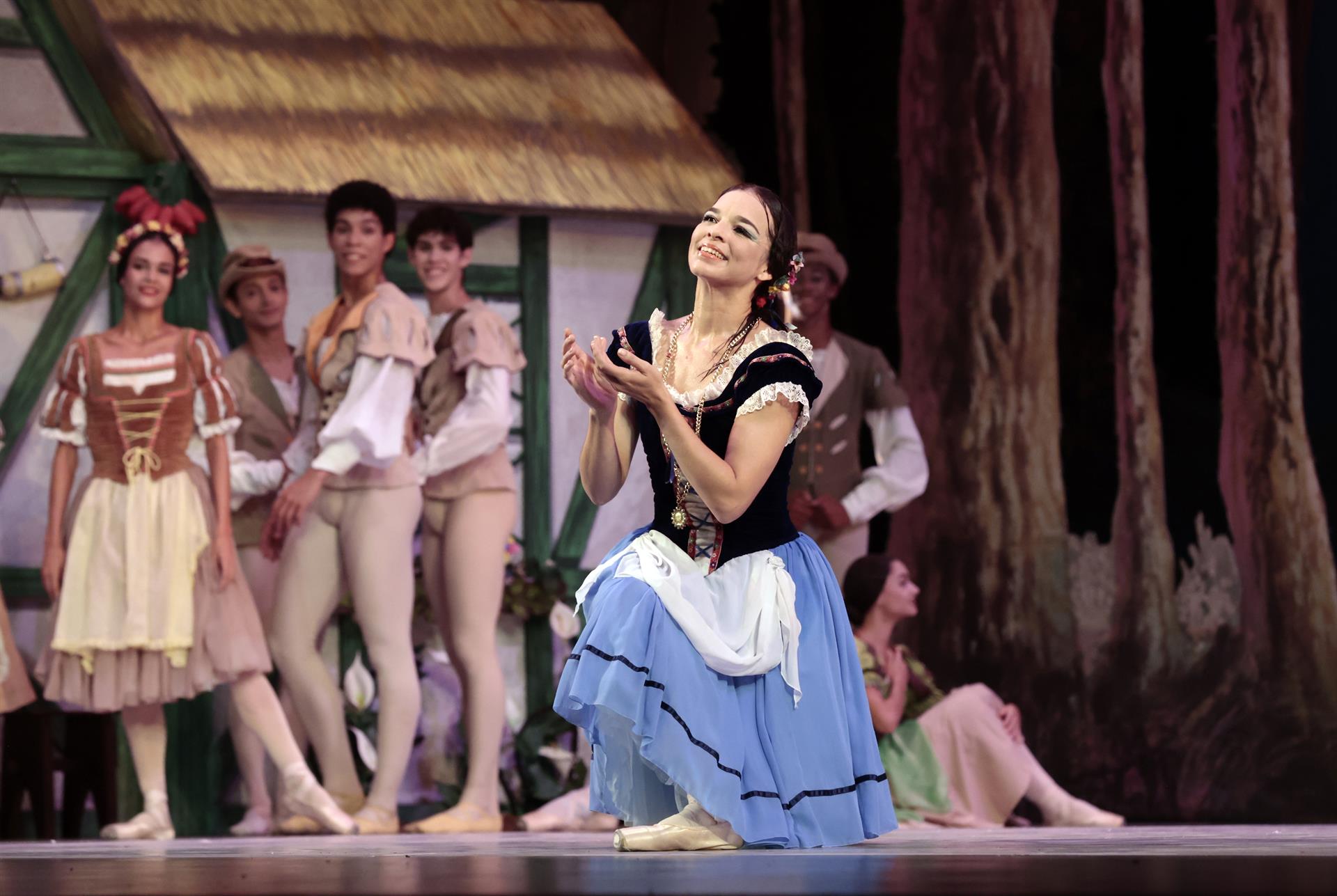 La primera bailarina y directora del BNC, Viengsay Valdés, en el rol principal del ballet clásico Giselle participa en una presentación hoy en La Habana (Cuba). EFE/ Ernesto Mastrascusa
