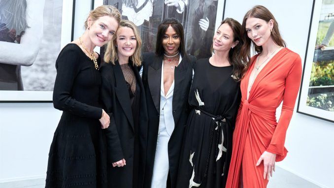 La presidenta de Inditex, Marta Ortega (2i), junto a las modelos Natalia Vodianova (i), Naomi Campbell (c), Christy Turlington (2d) y Karlie Kloss (d), posan en la inauguración de la primera gran exposición del prestigioso fotógrafo Steven Meisel, "Steven Meisel 1993 A Year in Photographs" que tuvo lugar anoche en el Muelle de la Batería de A Coruña. EFE/Saskia Lawaks/Fundación MOP -SOLO USO EDITORIAL/SOLO DISPONIBLE PARA ILUSTRAR LA NOTICIA QUE ACOMPAÑA (CRÉDITO OBLIGATORIO)-
