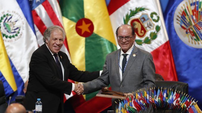 El secretario general de la OEA, Luis Almagro (i), y el ministro de Exteriores de Perú, César Landa, en una fotografía de archivo. EFE/Paolo Aguilar
