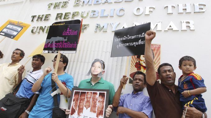 Imagen de Archivo de una protesta frente a la embajada de Birmania (Myanmar), en Bankok, Tailandia, para exigir libertad para periodistas y otros presos politicos encarcelados por el régimen de Rangún.
EFE/BARBARA WALTON
