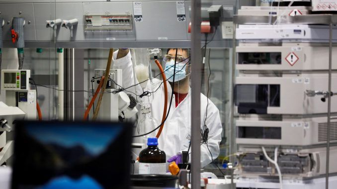 Fotografía de archivo de un investigador en un laboratorio. EFE/David Fernández
