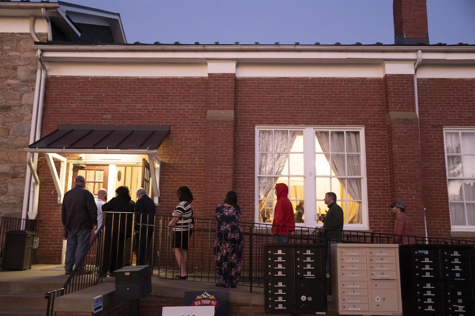 La gente espera en fila para votar el día de las elecciones en un lugar de votación en la Old Stone School en Hillsboro, Virginia (EE.UU.), este 8 de noviembre de 2022. EFE/EPA/Michael Reynolds
